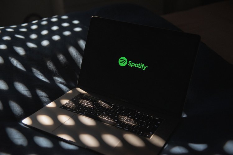 CEO do Spotify diz que Apple muda as regras da App Store para prejudicar concorrentes.