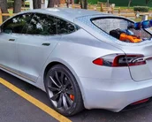 Youtuber modifica Tesla Model S com gerador movido a gasolina