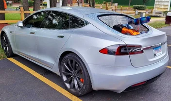 Youtuber modifica Tesla Model S com gerador movido a gasolina