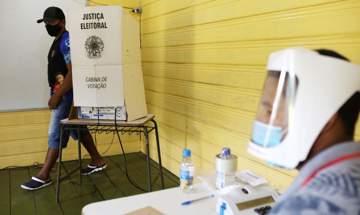 Os mesários são responsáveis por coordenar o processo de votação nas seções eleitorais