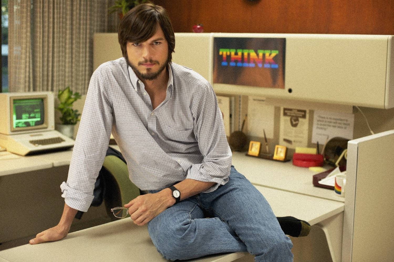 Ashton Kutcher interpretou o criador da Apple em Jobs (2013).