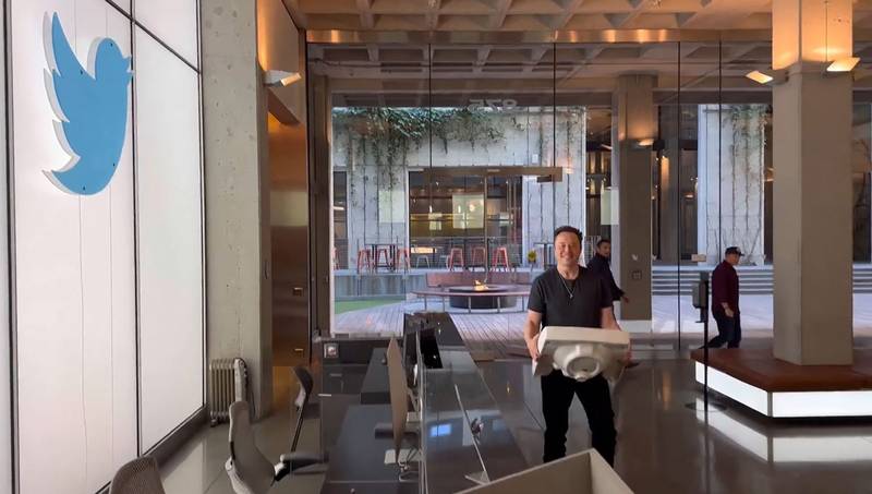 Elon Musk entrando com uma pia na sede do Twitter.