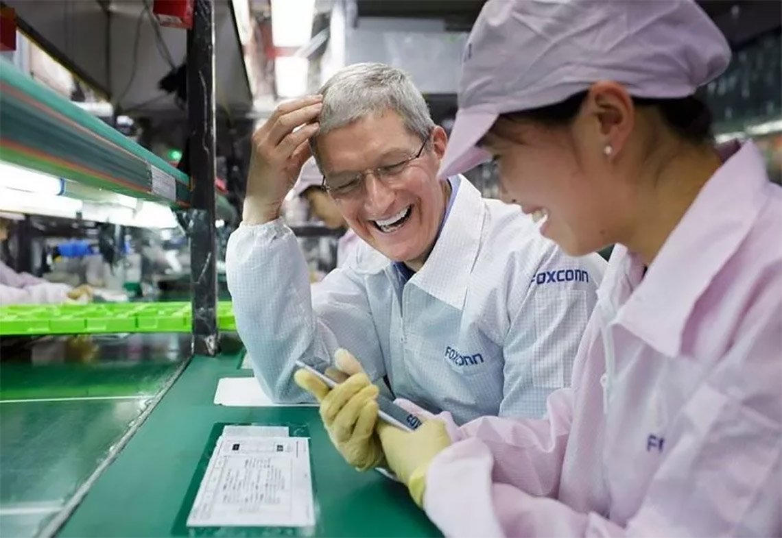 Tim Cook na fábrica da Foxconn. (Fonte: Apple/Reprodução.)