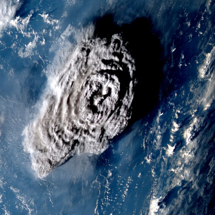 Foto registrada após 100 minutos da erupção; os cientistas usaram três satélites meteorológicos geoestacionários para medir a altura da pluma, usando o efeito de paralaxe.