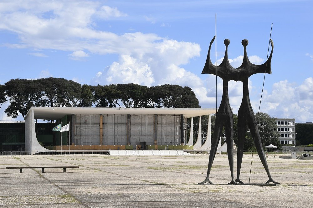 A praça dos Três Poderes, localizada em Brasília, abriga o Palácio do Planalto, o Supremo Tribunal Federal e o Congresso Nacional do Brasil. (Wikimedia Commons/Reprodução)