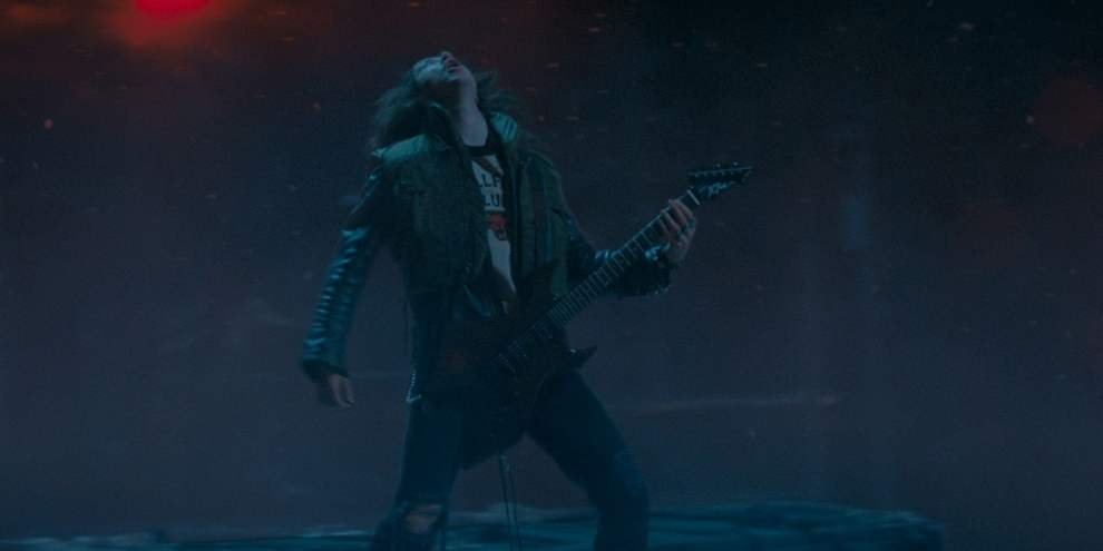 Stranger Things': vídeo mostra ator de Eddie aprendendo a tocar “Master of  Puppets”