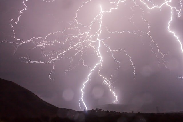 Imagine uma micro tempestade acontecendo em seu cérebro. Esse é um fenômeno próximo a uma crise epilética