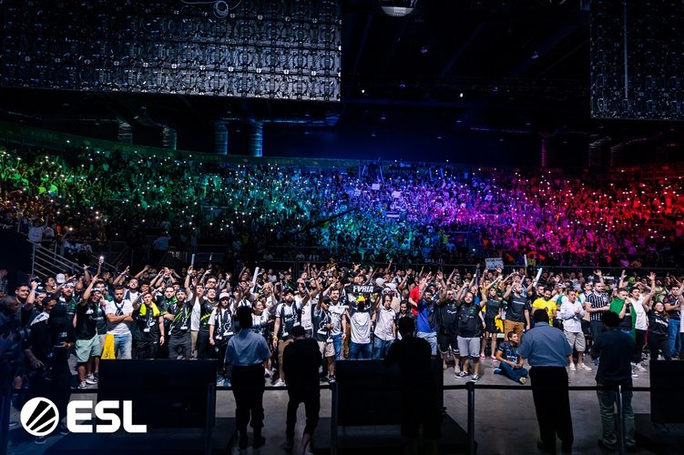 Torcida lotou as fases preliminares e está dando um show no Major