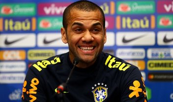 Daniel Alves na Copa: convocação gera memes e críticas na internet