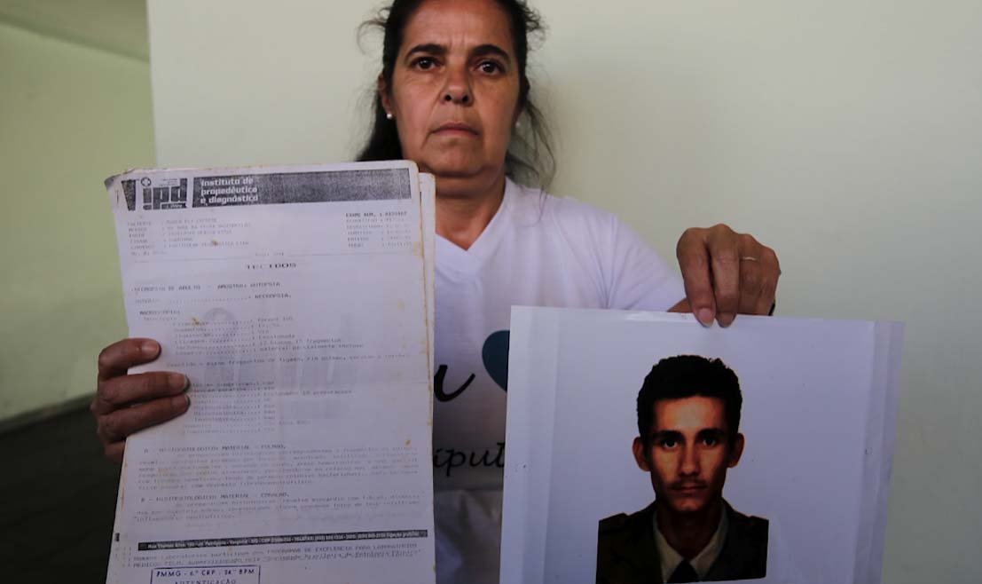 Marta Tavares, irmã de Marco Eli Chereze, mostrando a foto do irmão e o laudo com a causa da morte.