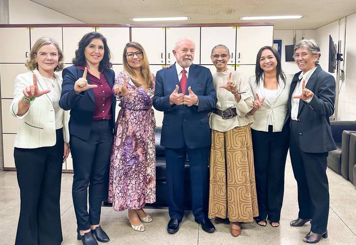 Equipe que acompanhou o presidente eleito Lula no último debate de televisão das eleições de 2022; à direita de Lula, a ex-ministra do Meio Ambiente, que deve viajar com Lula para a COP27 (crédito: Lula Oficial/Reprodução)