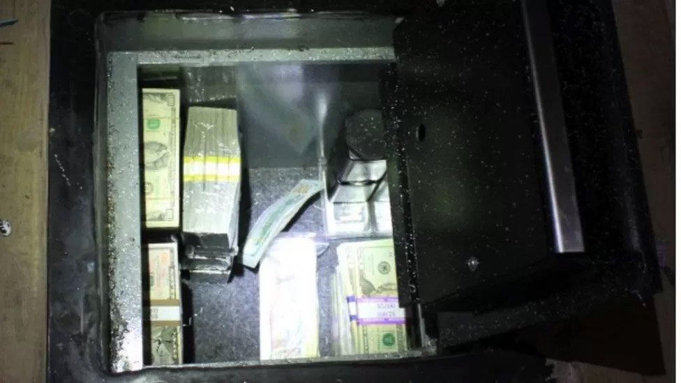 A polícia americana encontrou US$ 600 mil no cofre subterrâneo. (Fonte: Departamento de Justiça dos EUA/Reprodução.)