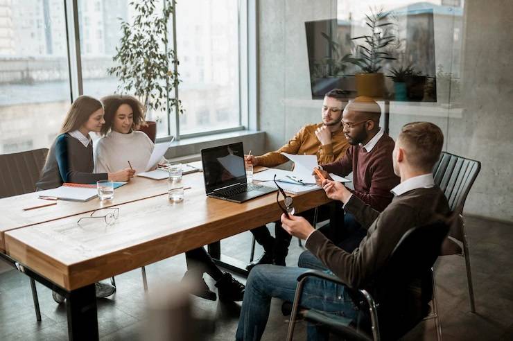 Empresas de diferentes segmentos podem criar vagas de estágio e oferecer oportunidades a jovens estudantes. (Freepik/Reprodução)