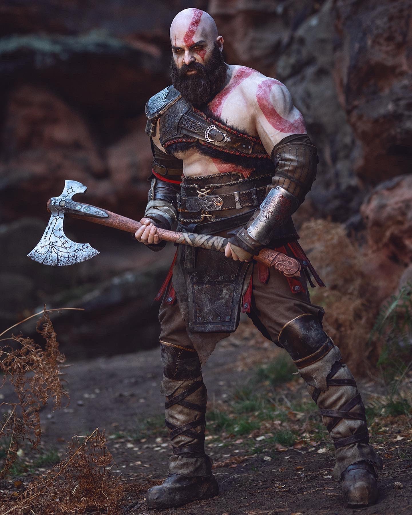 Kratos segura seu imponente machado! Certamente o deus da guerra está pronto para o combate - Imagem: Reprodução/Maul Cosplay