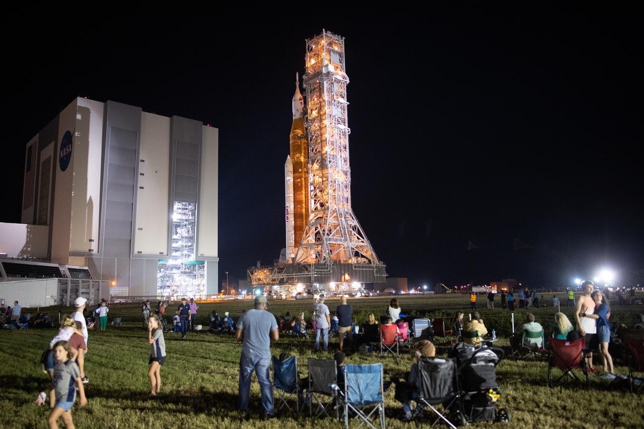 No Kennedy Space Center, na Flórida, pessoas observam o foguete que vai levar a nave espacial Orion ao espaço