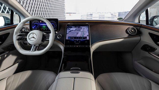 O interior do sedã elétrico tem muito conforto e alta tecnologia.