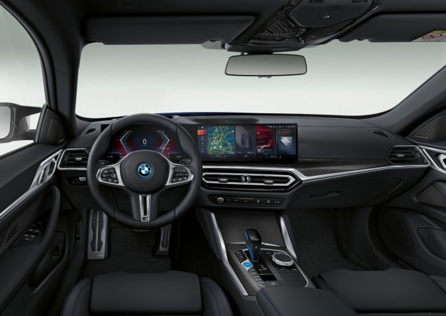 Interior do BMW i4.