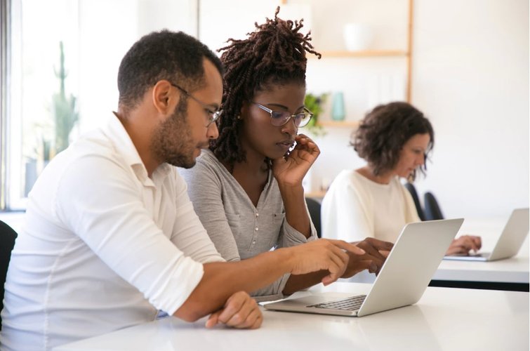 Alguma empresas também possuem programa de treinamentos e cursos para seus estagiários