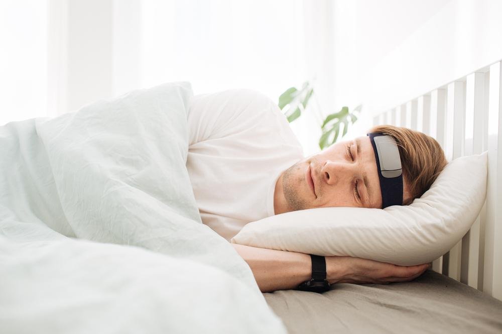 A faixa consegue captar os estágios do sono, e emite o som treinado durante as sessões