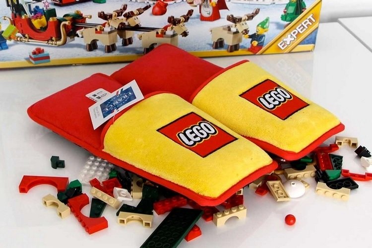 O chinelo para prevenir pisões foi lançado pela própria LEGO em 2015, somente na França