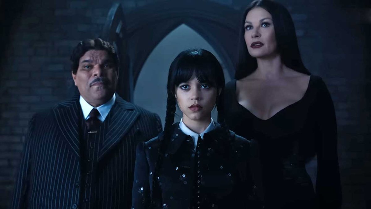 A nova família Addams, com Gomez, Mortícia e Wandinha (ao centro).