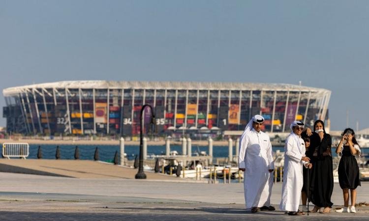 No Qatar, homens usam thobe e mulheres vestem abaya