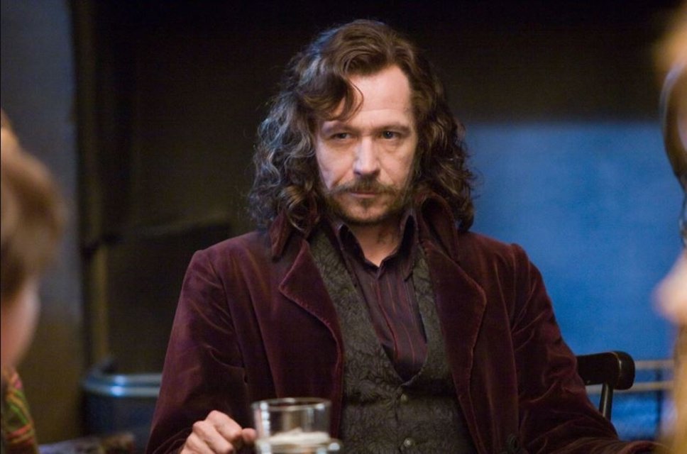 Gary Oldman na pele de Sirius Black, tio de Harry Potter, na saga de filmes.