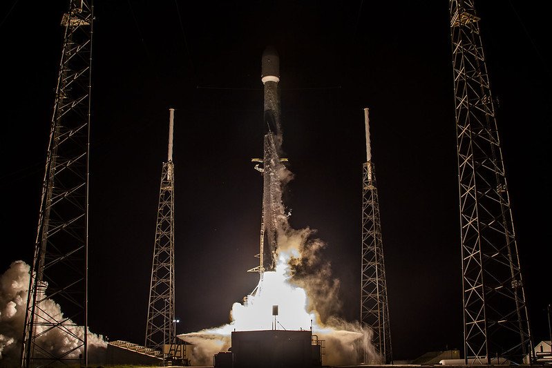 O foguete Falcon 9 levou um satélite de 12 mil libras para o espaço nesta terça-feira (21).