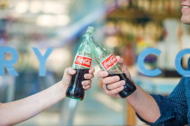 A Coca-Cola está entre as empresas que pararam de anunciar no Twitter.