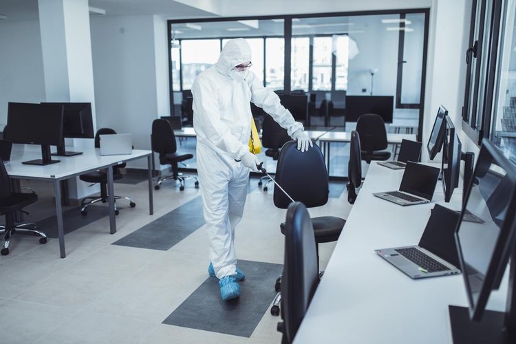 Durante o período escolhido, a maior parcela de contaminações ocorria em ambientes fechados.