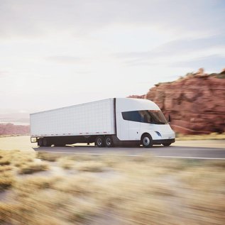 Imagem de Elon Musk: caminhão Semi da Tesla viaja 805 km com carga total