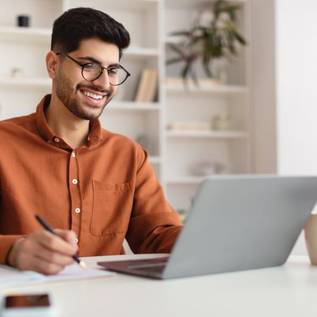 Imagem de Alura: estude em 7 escolas de tecnologia com apenas 1 matrícula