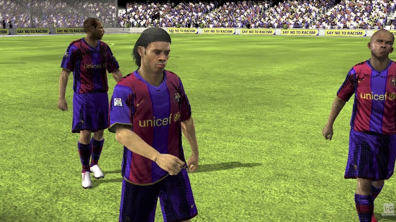 A série FIFA chega aos novos consoles PlayStation 3 e Xbox 360 com direito a estreia do modo Be a Pro, controlando apenas um jogador. O salto gráfico é notável e os modelos de atletas já parecem mais reais.