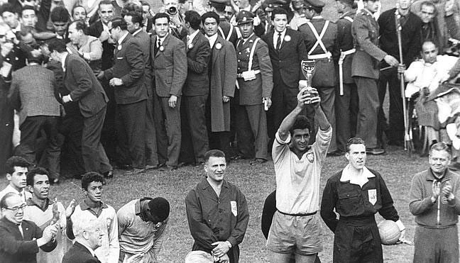Mauro Ramos de Oliveira erguendo a Taça Jules Rimet na conquista da Copa do Mundo de 1962