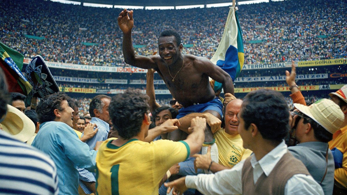 Pelé comemorando o titulo da Copa do Mundo de 1970