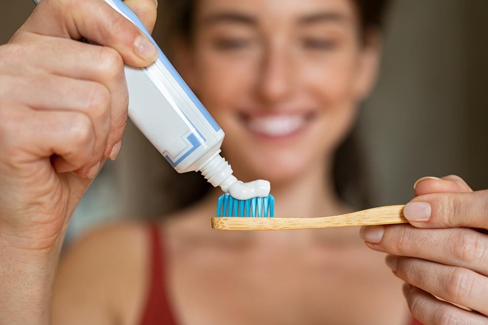 Cuidar da higiene bucal é essencial para ajudar a evitar sentir gosto de sangue.
