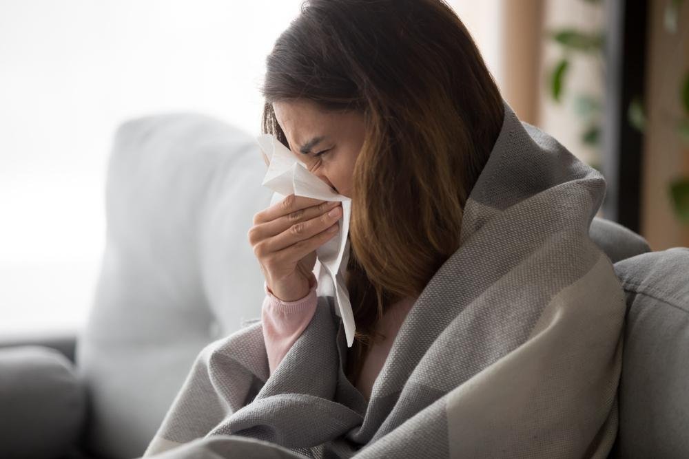 Um resfriado pode alterar o olfato e paladar e, em alguns casos, pode causar a sensação de gosto metálico.