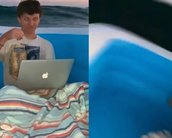 MacBook cai no mar e viraliza em date que deu errado; veja o vídeo