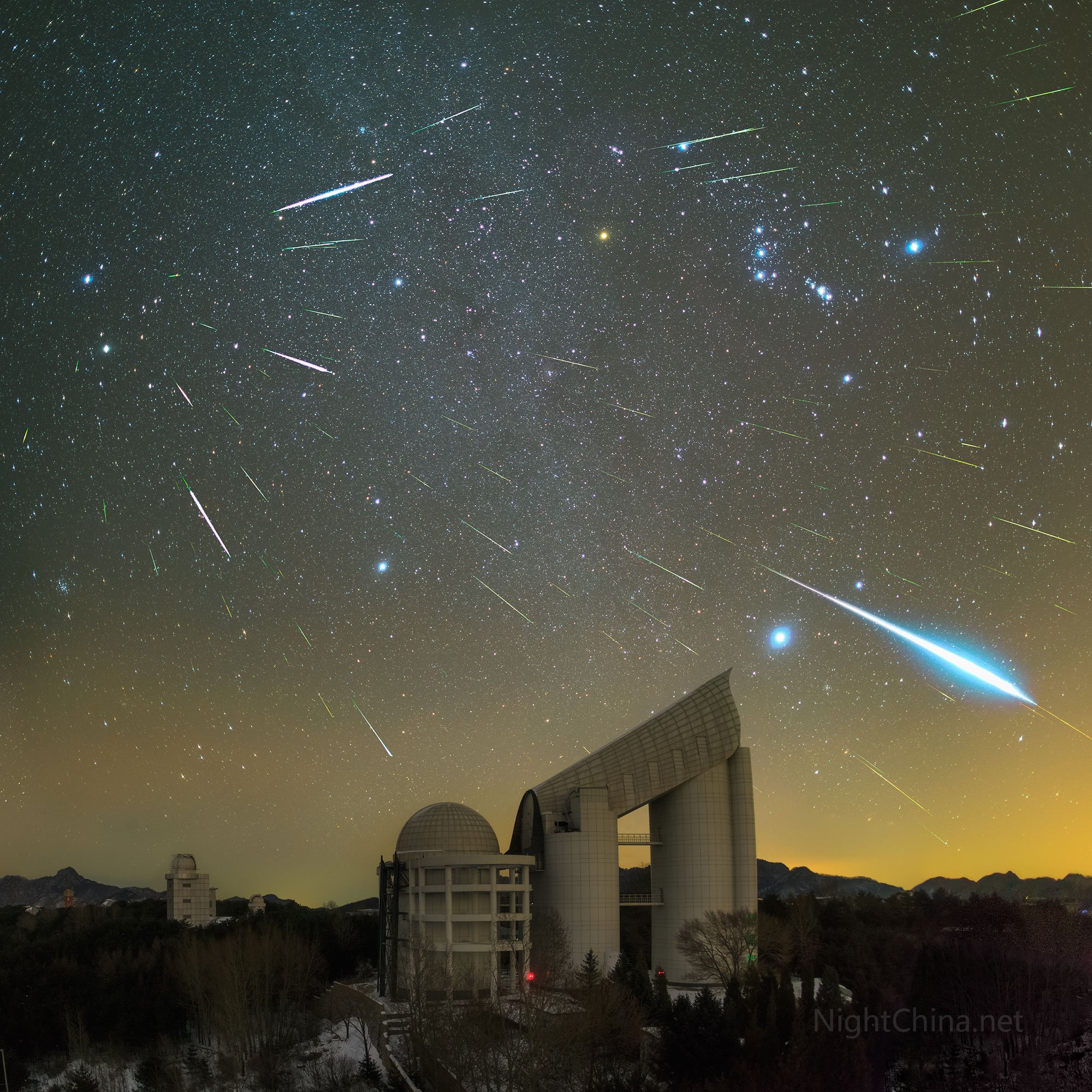 Chuva de meteoros Gemínidas sobre o Observatório Xinglong, na China.