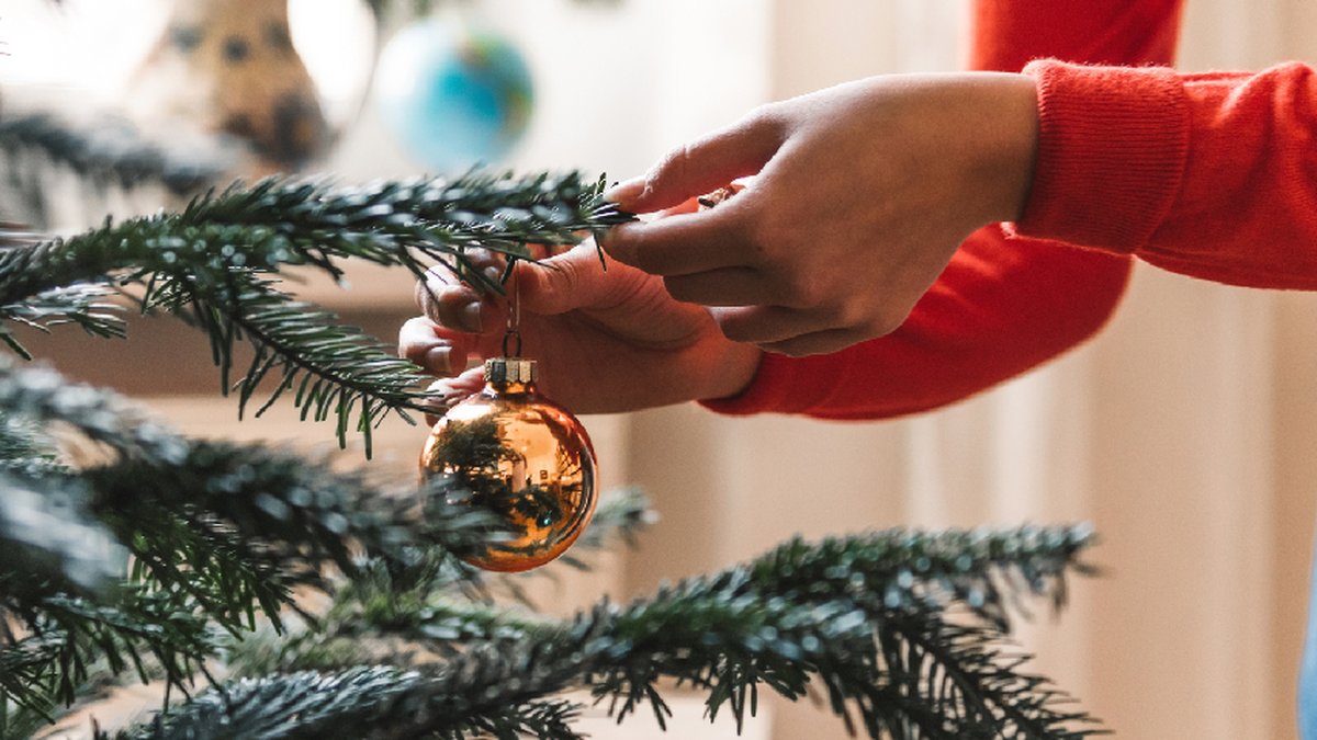 Árvore de natal com neve branca com decoração de presentes no interior da  casa de ano novo