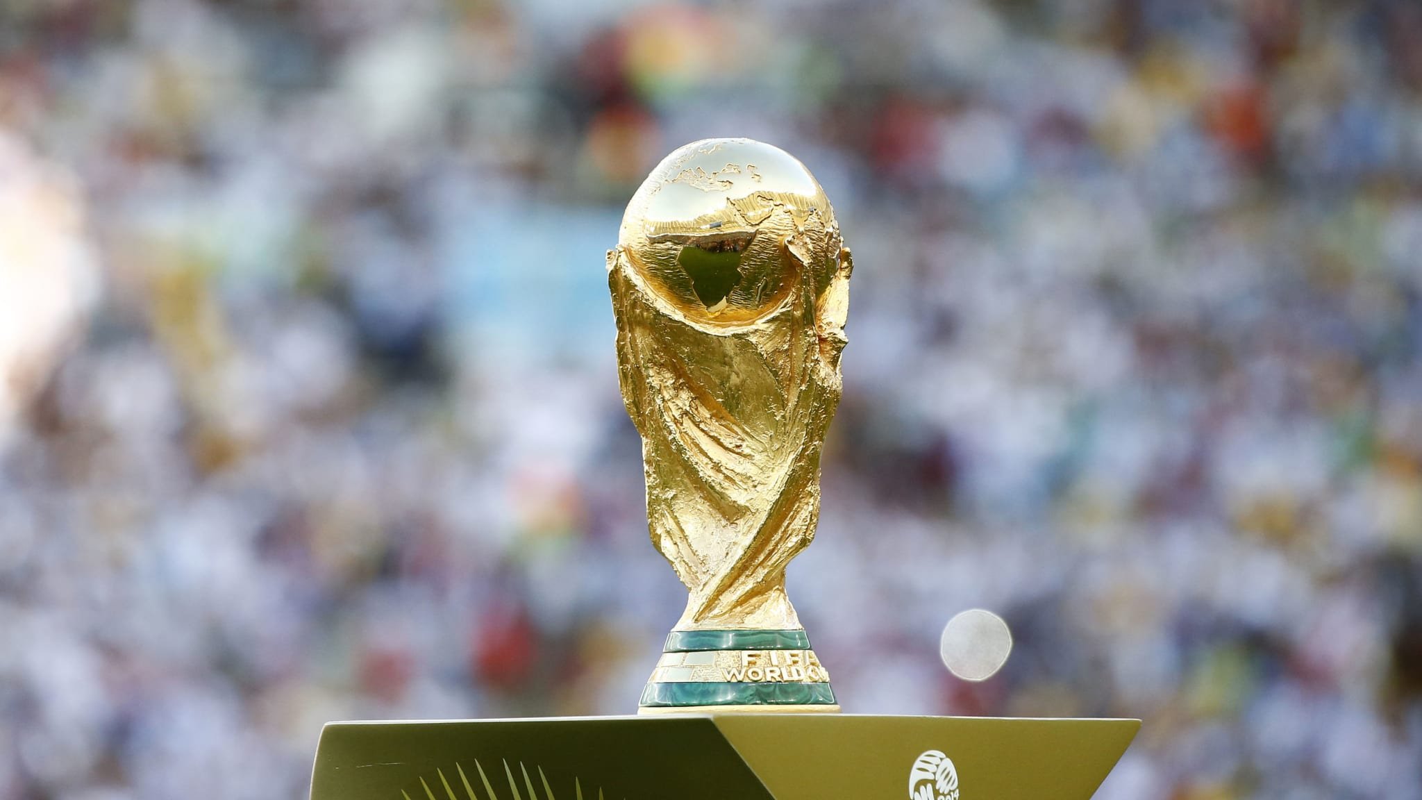 A taça da Copa do Mundo original fica de possa da FIFA e uma réplica é enviada aos clubes campeões