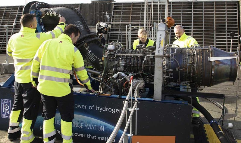 O objetivo das empresas é fornecer energia com segurança e eficiência para motores aeronáuticos civis, por meio de uma fonte livre de emissão de carbono.