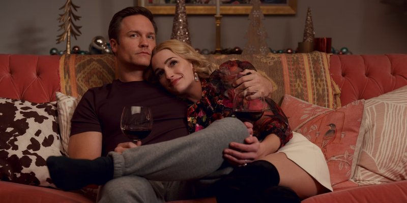 Scott Porter e Brianne Howey em foto da 2ª temporada de Ginny & Georgia. (Netflix/Reprodução)