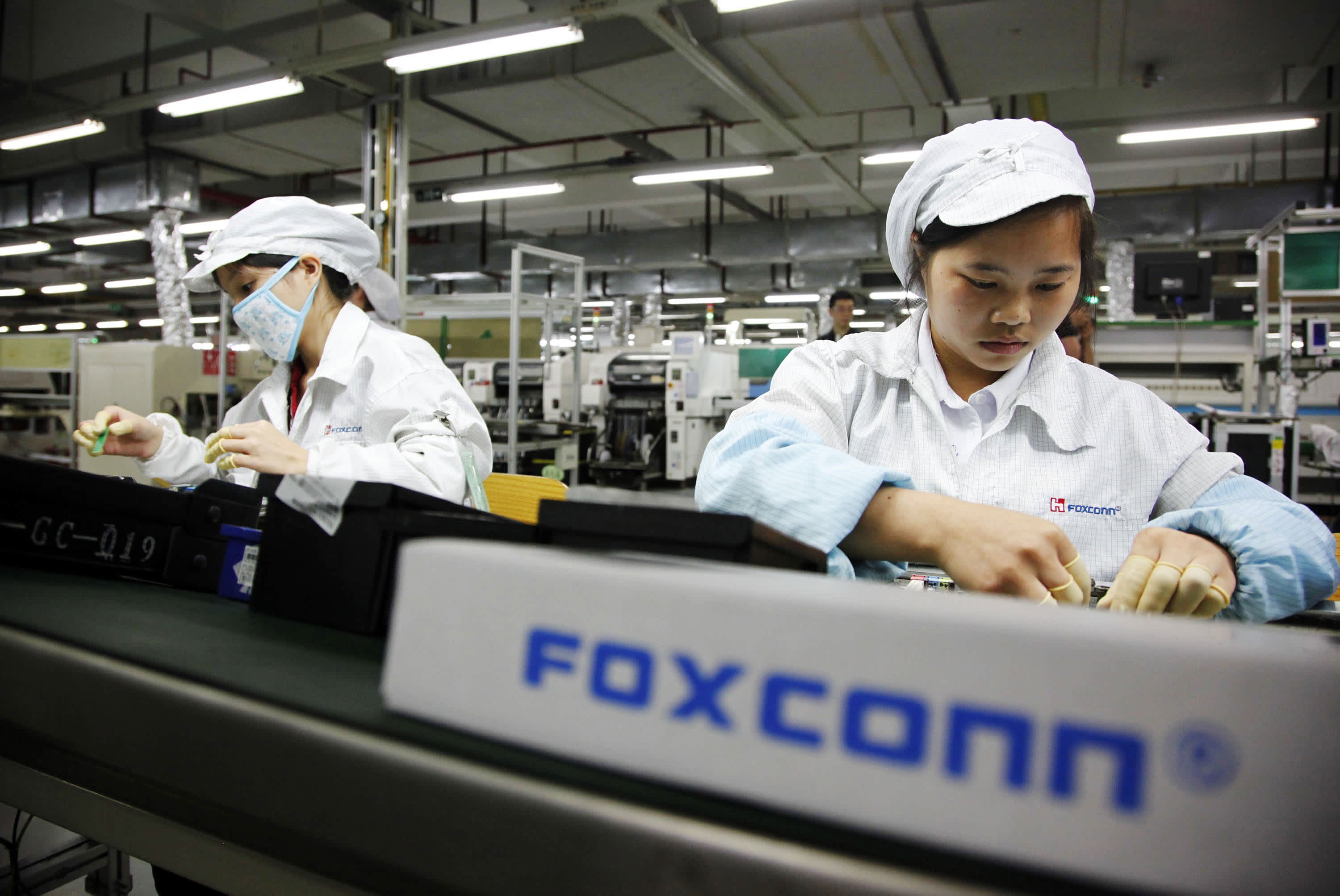 Foxconn tenta retomar a produção completa com novas contratações.