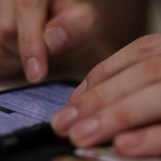 Imagem de No aniversário do SMS, Google cutuca Apple: 'presa nos anos 90'