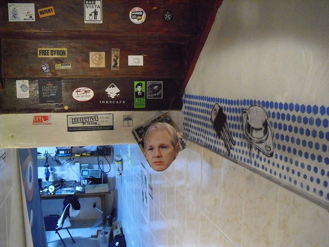 Adesivos por todos os lados: o Garoa Hacker Clube é o espaço de experimentação hacker do país (Fonte: Wikimedia Commons/Felipe Sanches)