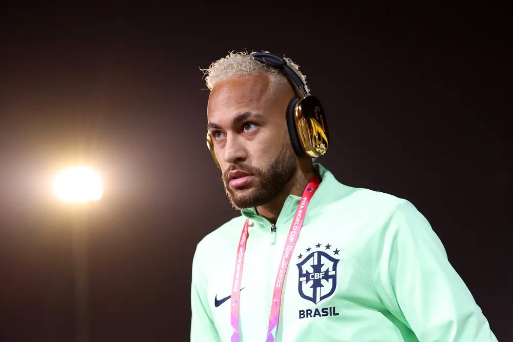 Neymar usa un teléfono «dorado» designado por Apple;  ver el precio