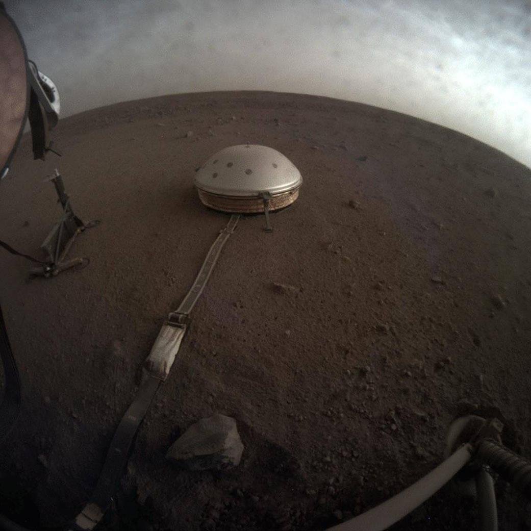 A InSight, entre outras funções, capta e registra os eventos sísmicos em Marte