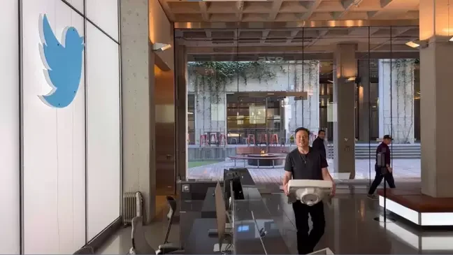 Elon Musk chegando à sede do Twitter em seu primeiro dia como CEO