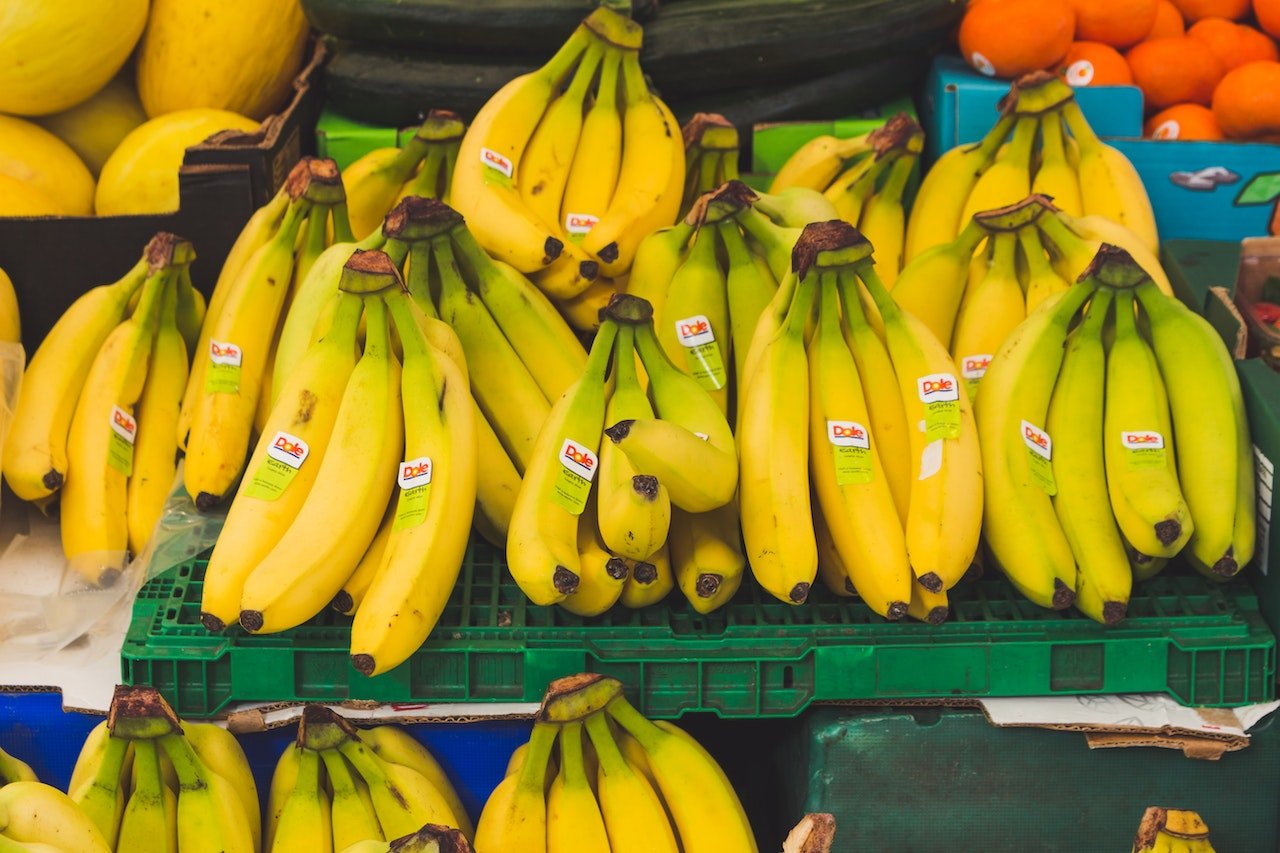 A banana possui diversos benefícios para a saúde, como a melhora do sistema digestivo, o aumento da saciedade e a prevenção de doenças cardiovasculares. (Pexels/Reprodução)